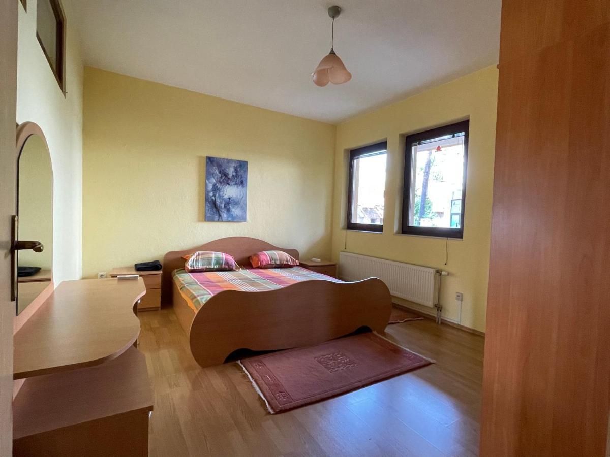 Huge Apartment With A Garden In The City Center Pristina Eksteriør billede